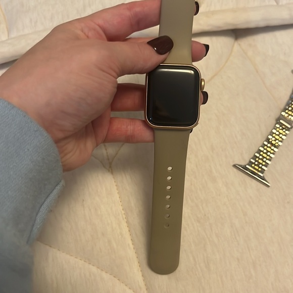Rose Gold Apple Watch SE 40 mm - Picture 2 of 10